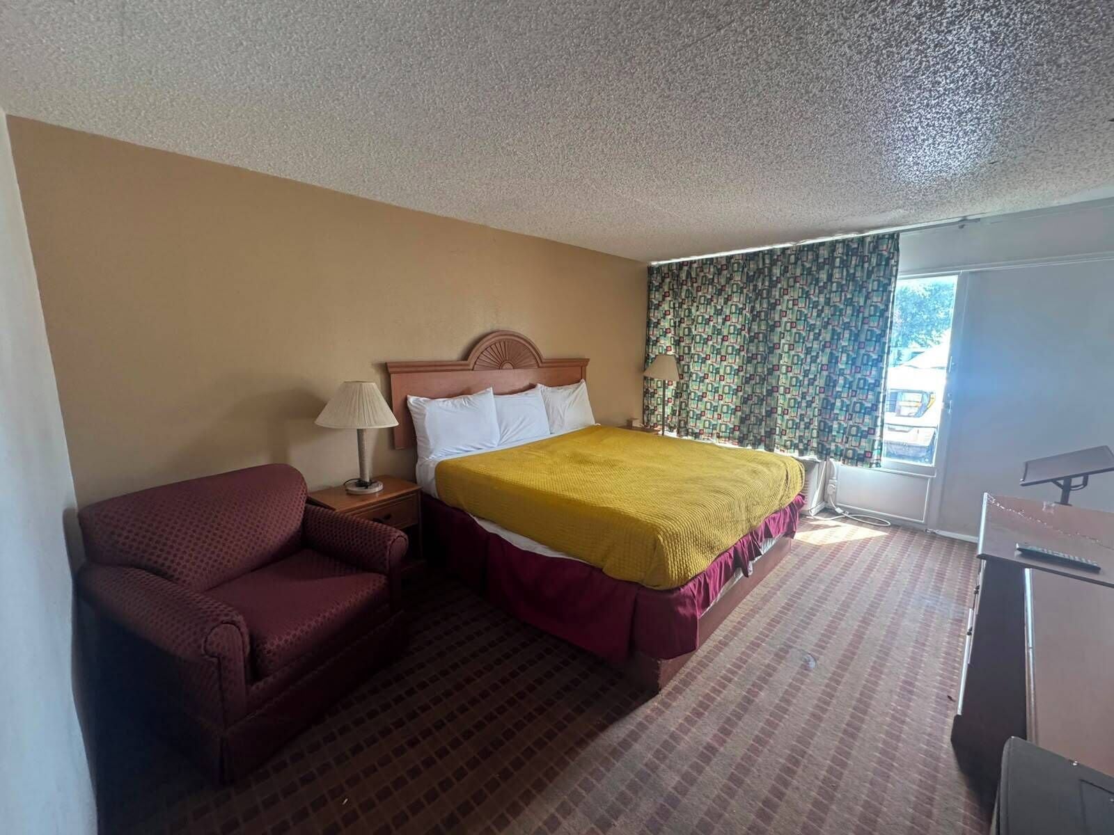 Room, 1 King Bed, Accessible, Non Smoking | Premium bedding, down comforters, in-room safe, desk