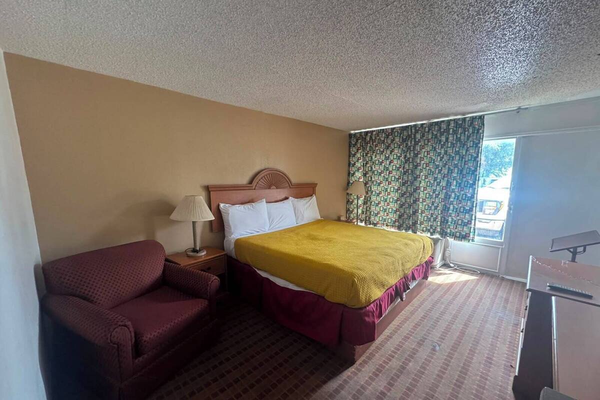 Room, 1 King Bed, Accessible, Non Smoking | Premium bedding, down comforters, in-room safe, desk