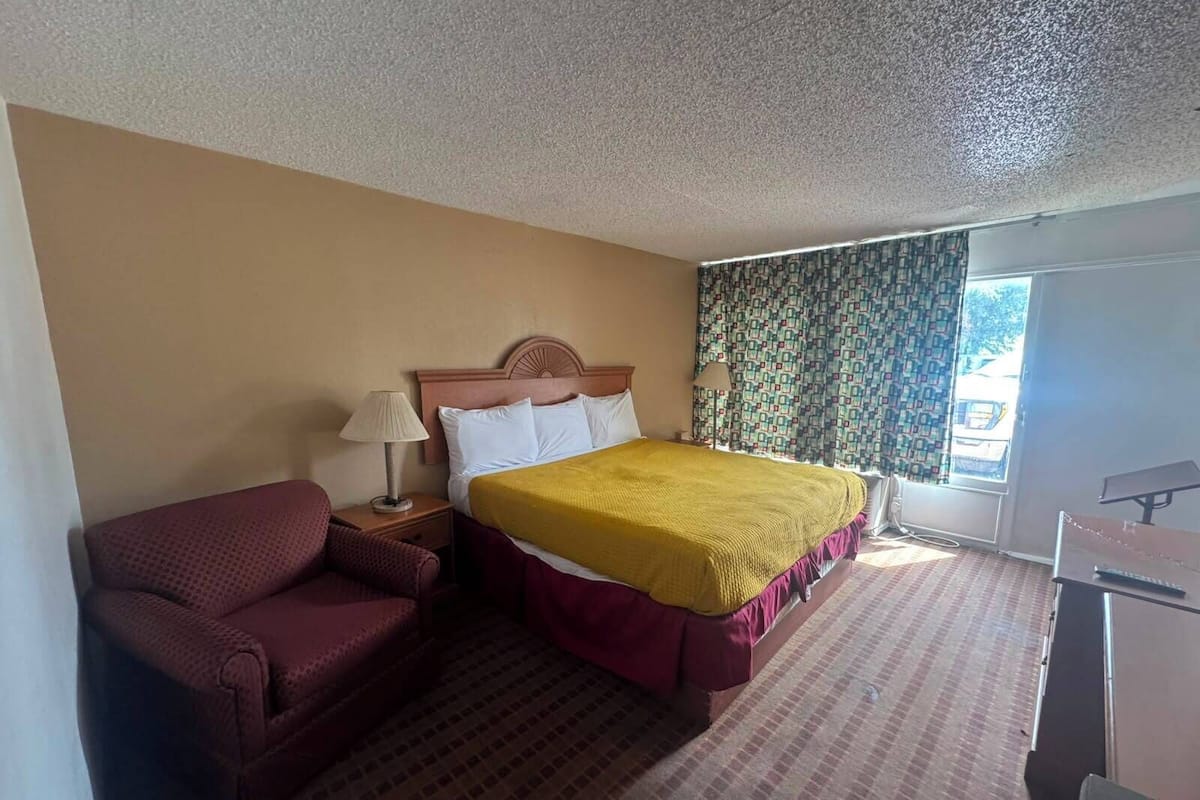 Room, 1 King Bed, Accessible, Non Smoking | Premium bedding, down comforters, in-room safe, desk