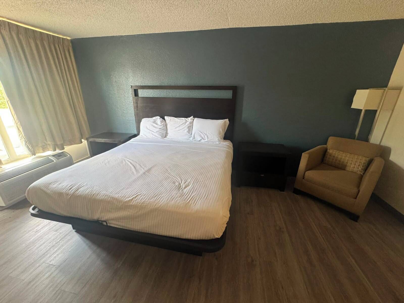 Deluxe Room, 1 King Bed, Non Smoking | Premium bedding, down comforters, in-room safe, desk
