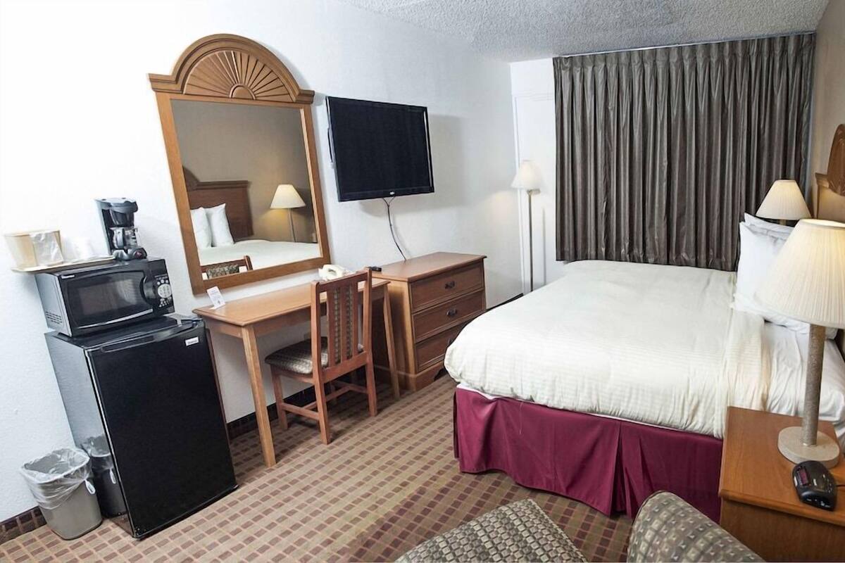 Premium bedding, down comforters, in-room safe, desk
