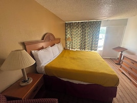 Quarto, 1 cama King, acessível, para não fumantes | Roupas de cama premium, edredons de pluma, cofres nos quartos