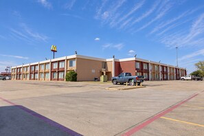 Exterior - Express Inn & Suites Greensville TX (Greenville)