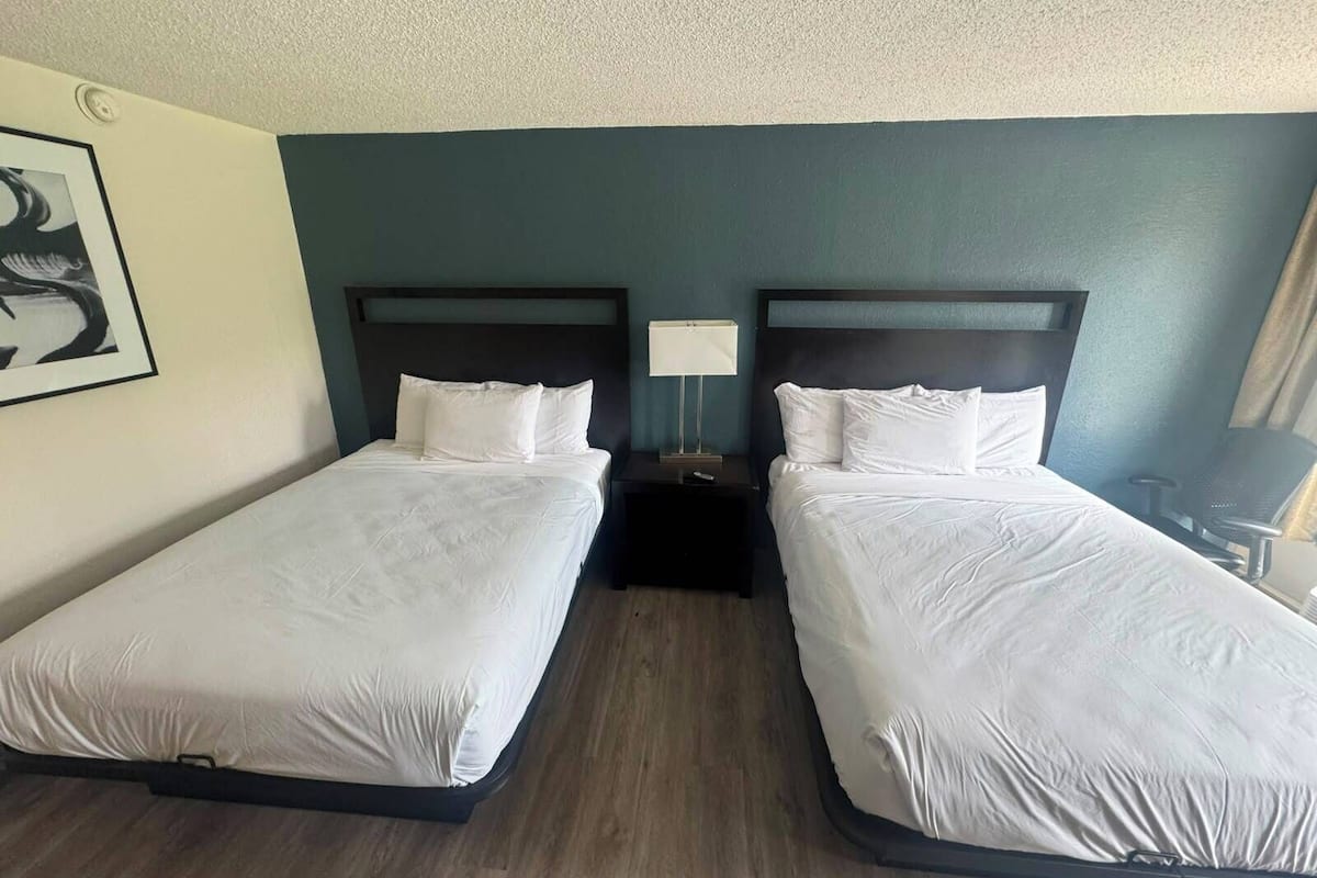 Deluxe Room, 1 Queen Bed, Non Smoking | Premium bedding, down comforters, in-room safe, desk