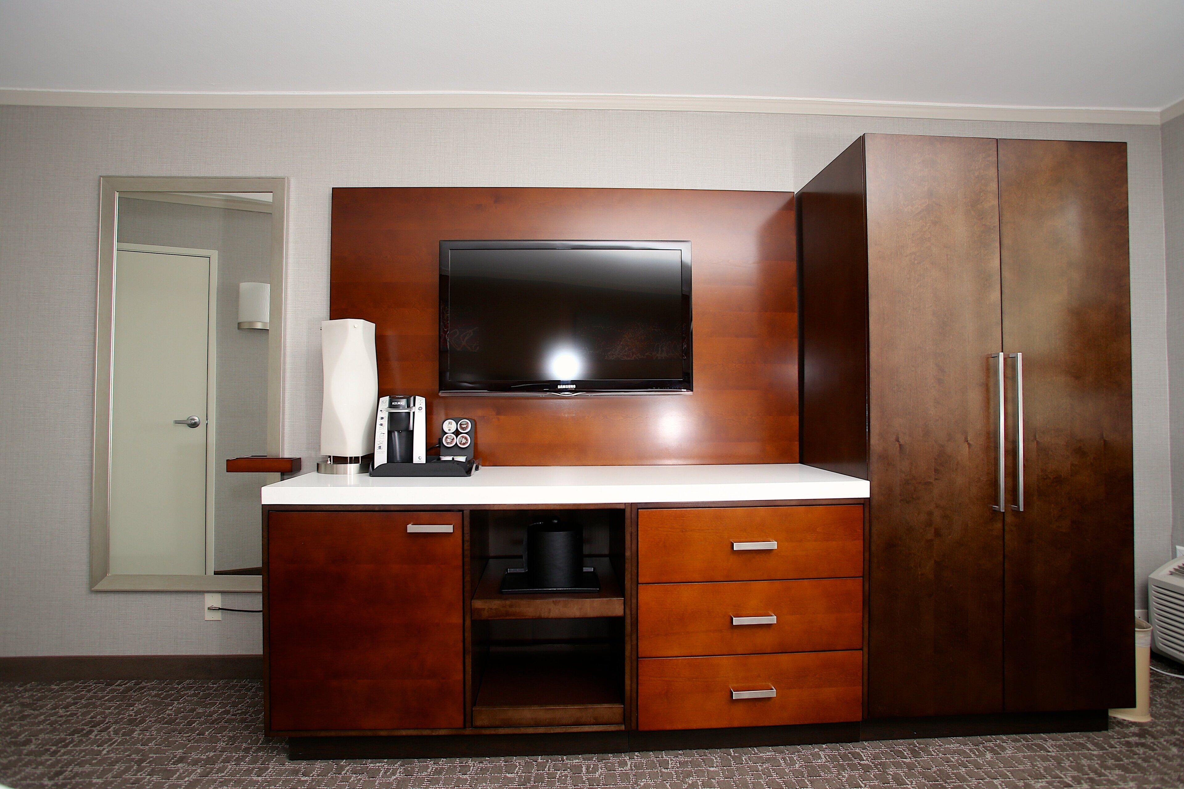 in-room safe, desk, laptop workspace, blackout curtains