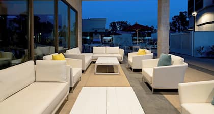 Holiday Inn Long Beach Airport Hotel and Conference Center by IHG
