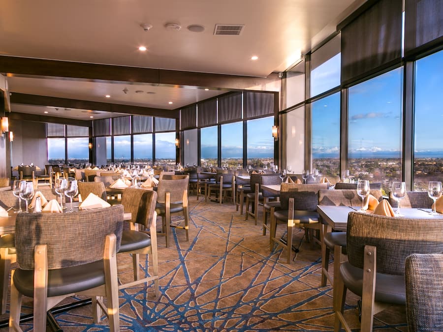 Petit déjeuner, déjeuner et dîner servis sur place