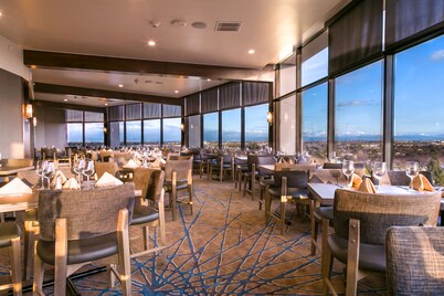 Holiday Inn Long Beach Airport Hotel and Conference Center by IHG