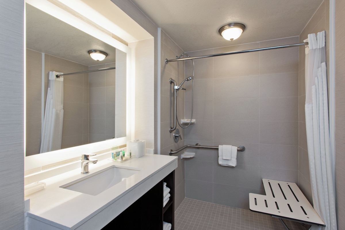 Standard Room, 1 King Bed, Accessible (Communications) | In-room safe, desk, laptop workspace, blackout drapes