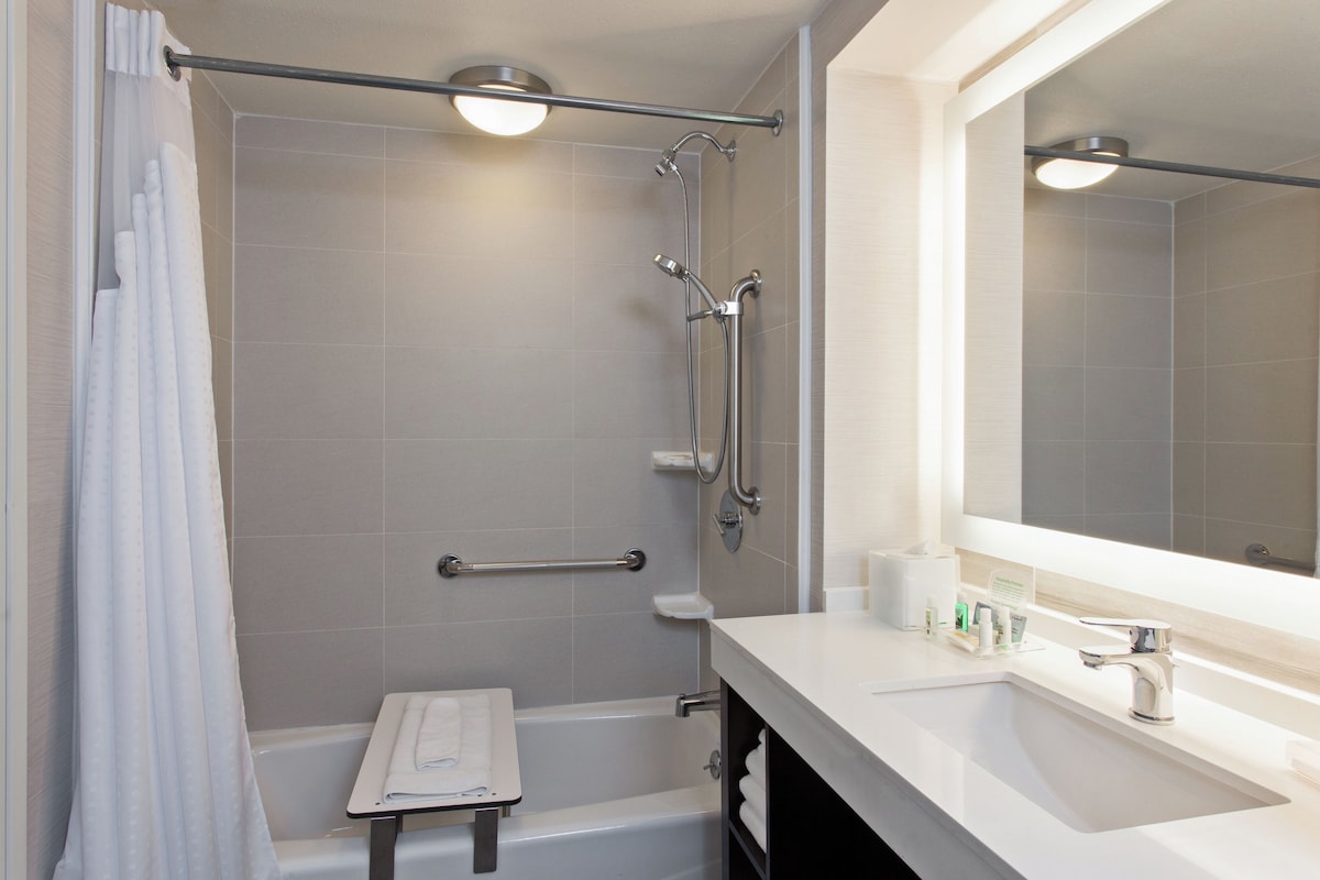Standard Room, 1 King Bed, Accessible (Communications) | In-room safe, desk, laptop workspace, blackout drapes