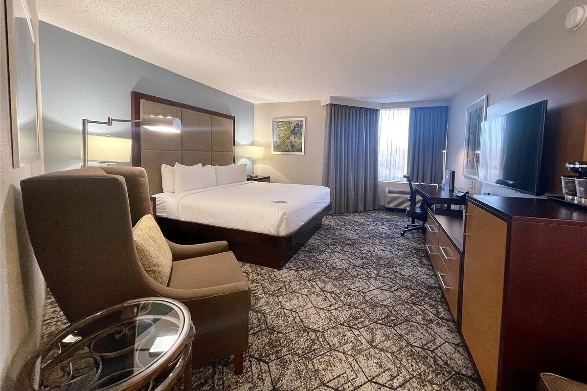 Hochwertige Bettwaren, Pillowtop-Betten, Zimmersafe, Schreibtisch