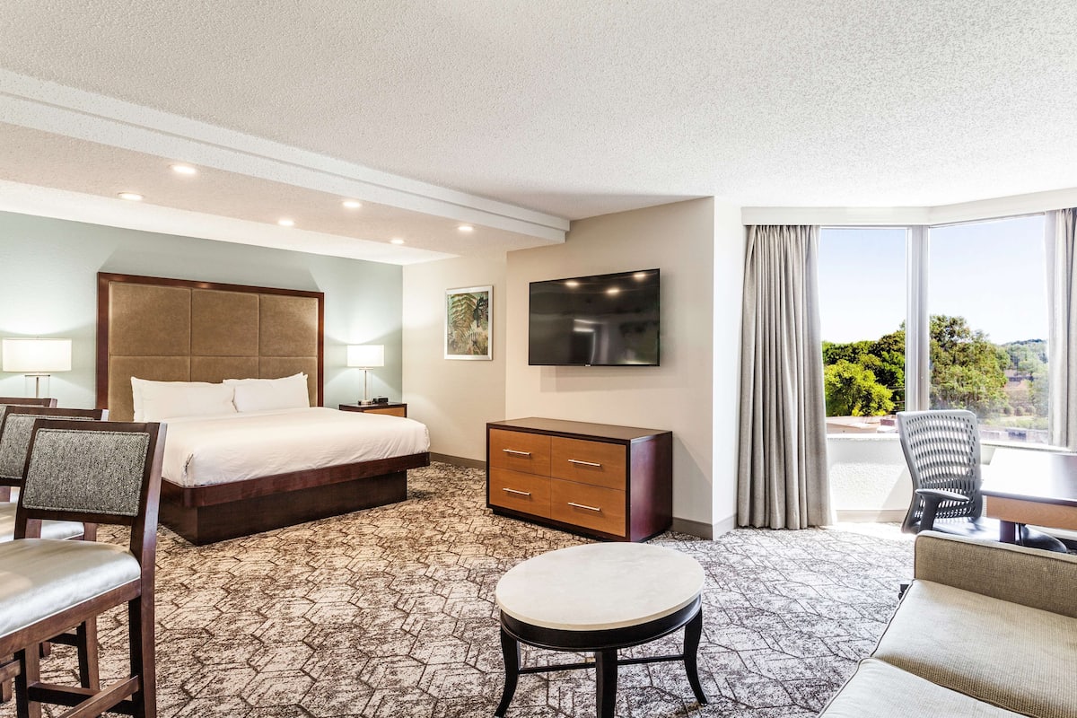 Junior Suite, 1 King Bed with Sofa bed | Premium bedding, pillow-top beds, in-room safe, desk