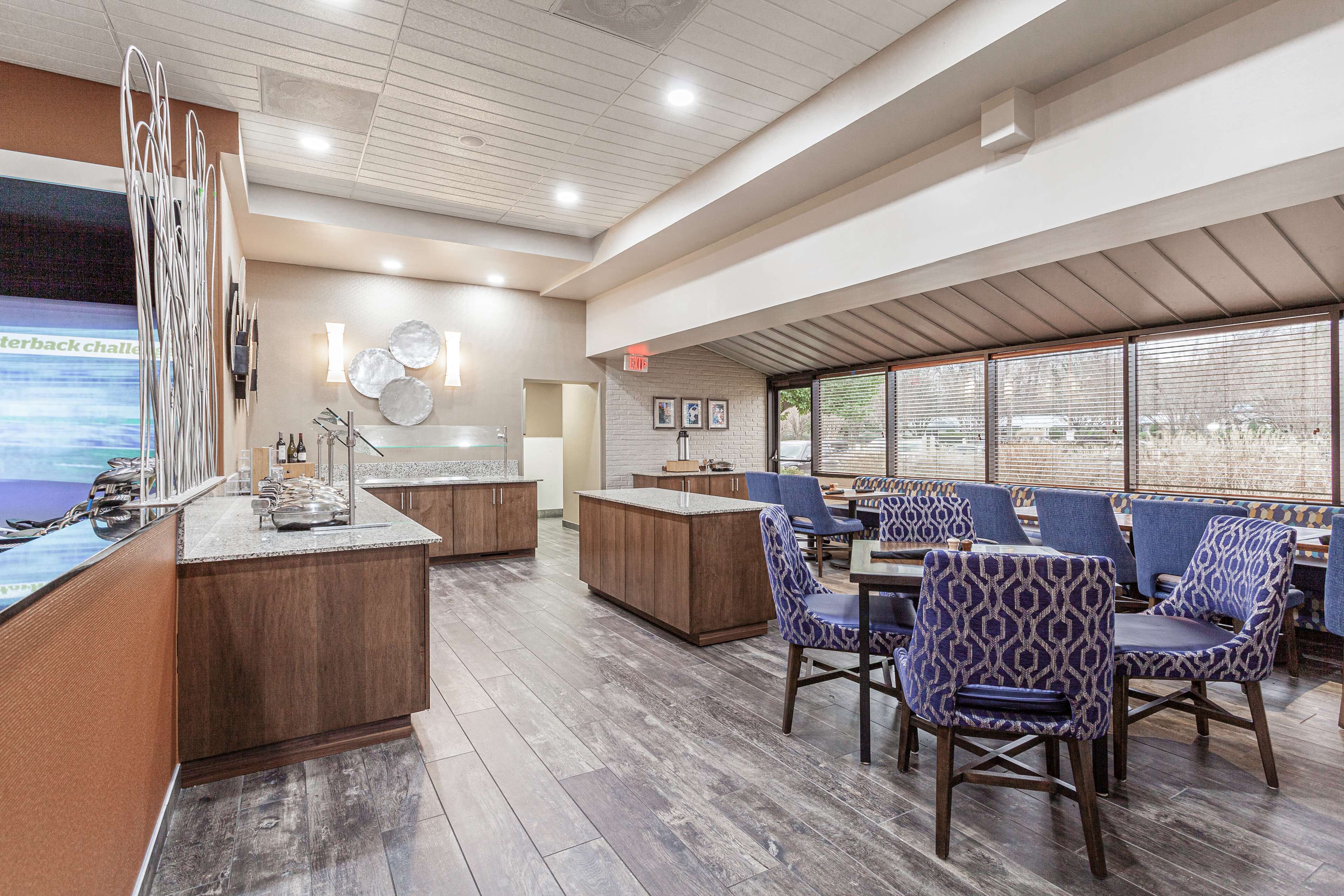 อาหารเช้าชุดใหญ่สไตล์อังกฤษทุกวัน (คิดค่าบริการ)