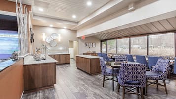 Café da manhã completo todos os dias mediante uma taxa