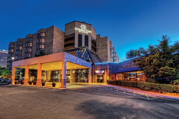 A hotel with a prominent 'DoubleTree by Hilton' sign, a covered entrance, and a parking lot. - DoubleTree by Hilton Hotel Memphis (Memphis)
