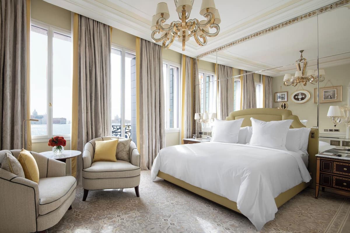 Hypo-allergenic bedding, minibar, in-room safe, desk