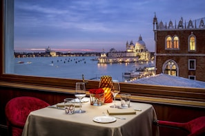 Restaurante con mesas al aire libre 