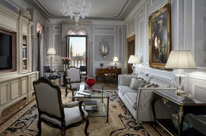 Hypo-allergenic bedding, minibar, in-room safe, desk