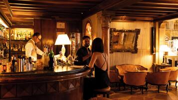 2 bars/lounges, cocktail bar