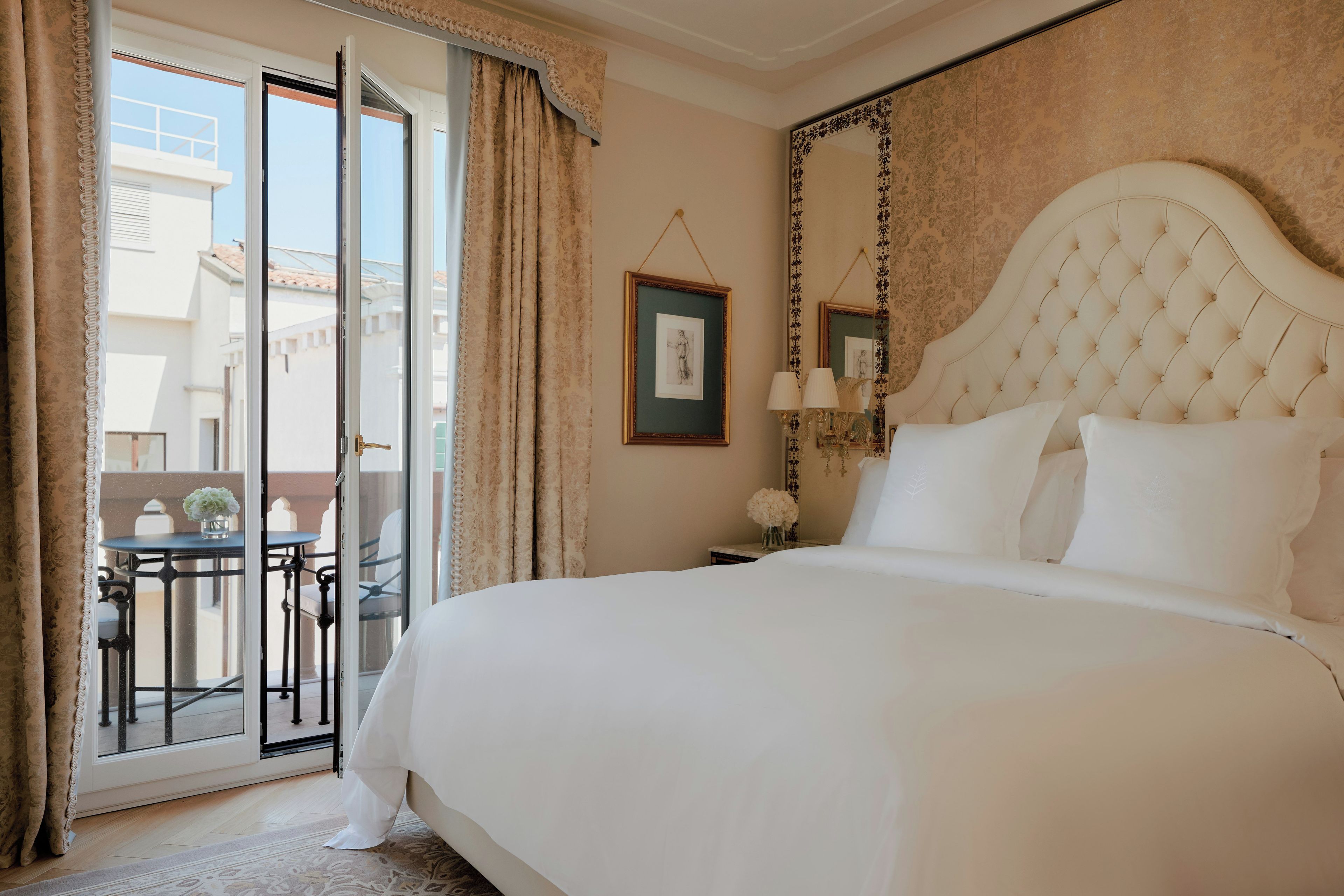 Premium Suite, 1 King Bed | Hypo-allergenic bedding available, minibar, in-room safe, desk