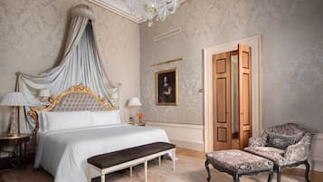 Suíte com design assinado, 1 cama King | Roupas de cama antialérgicas, frigobar, cofres nos quartos, escrivaninha