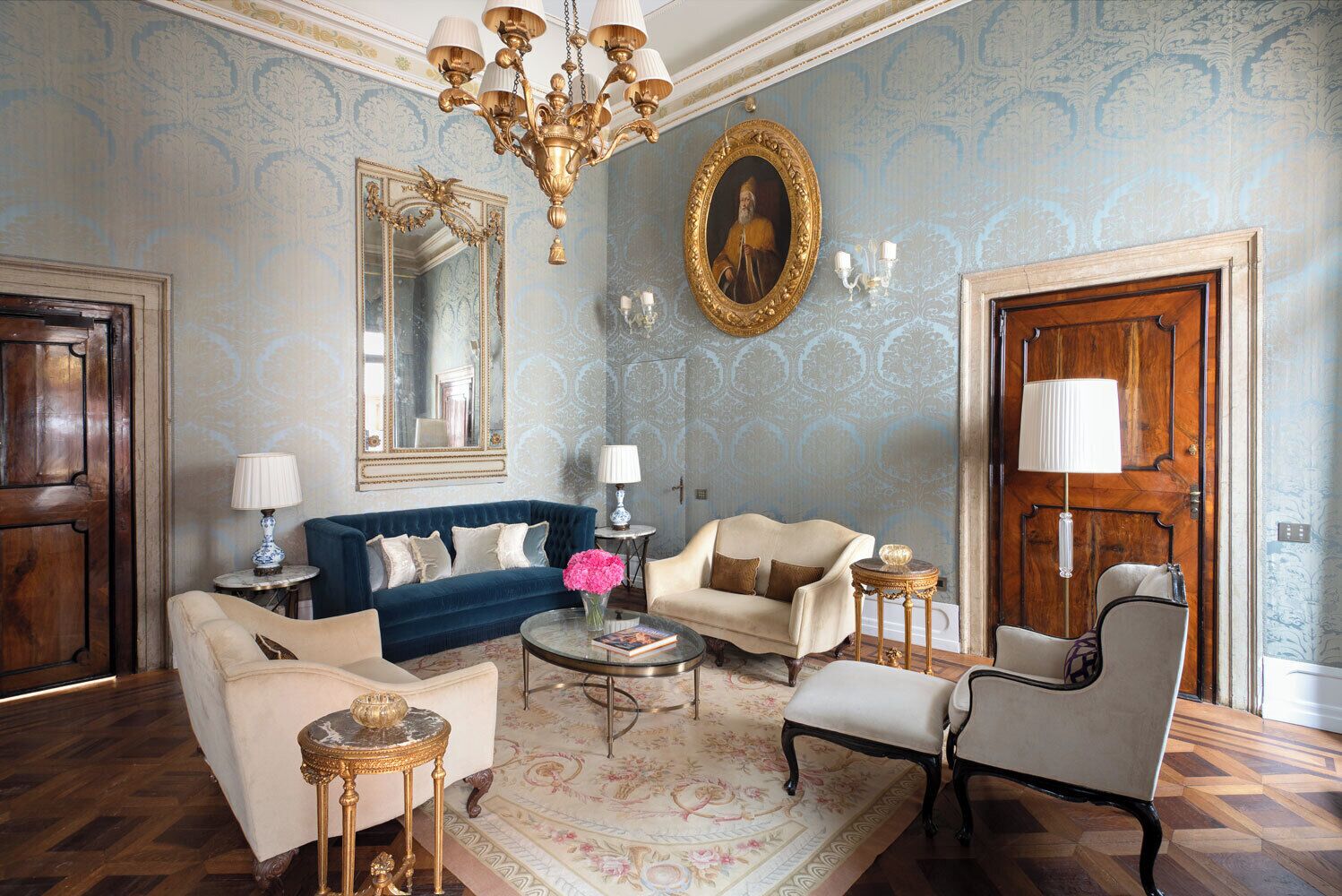 Ropa de cama hipoalergénica, minibar, caja fuerte y escritorio