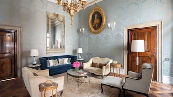 Hypo-allergenic bedding, minibar, in-room safe, desk