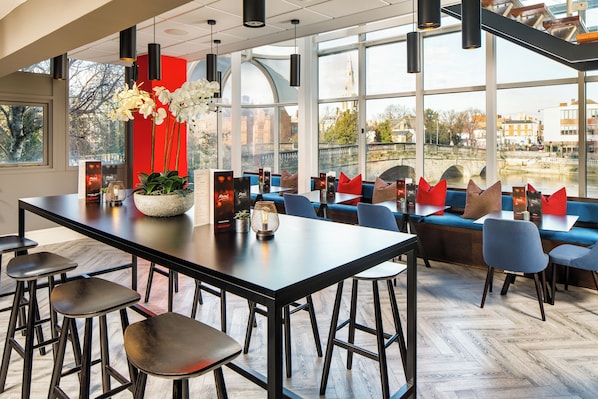 Breakfast, lunch, dinner served; British cuisine - Mercure Bedford Centre Hotel (Bedford)