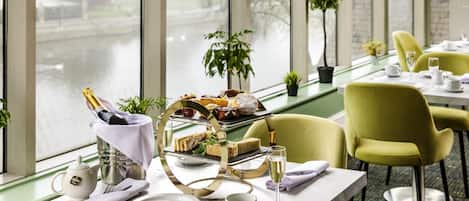 Breakfast, lunch, dinner served; British cuisine