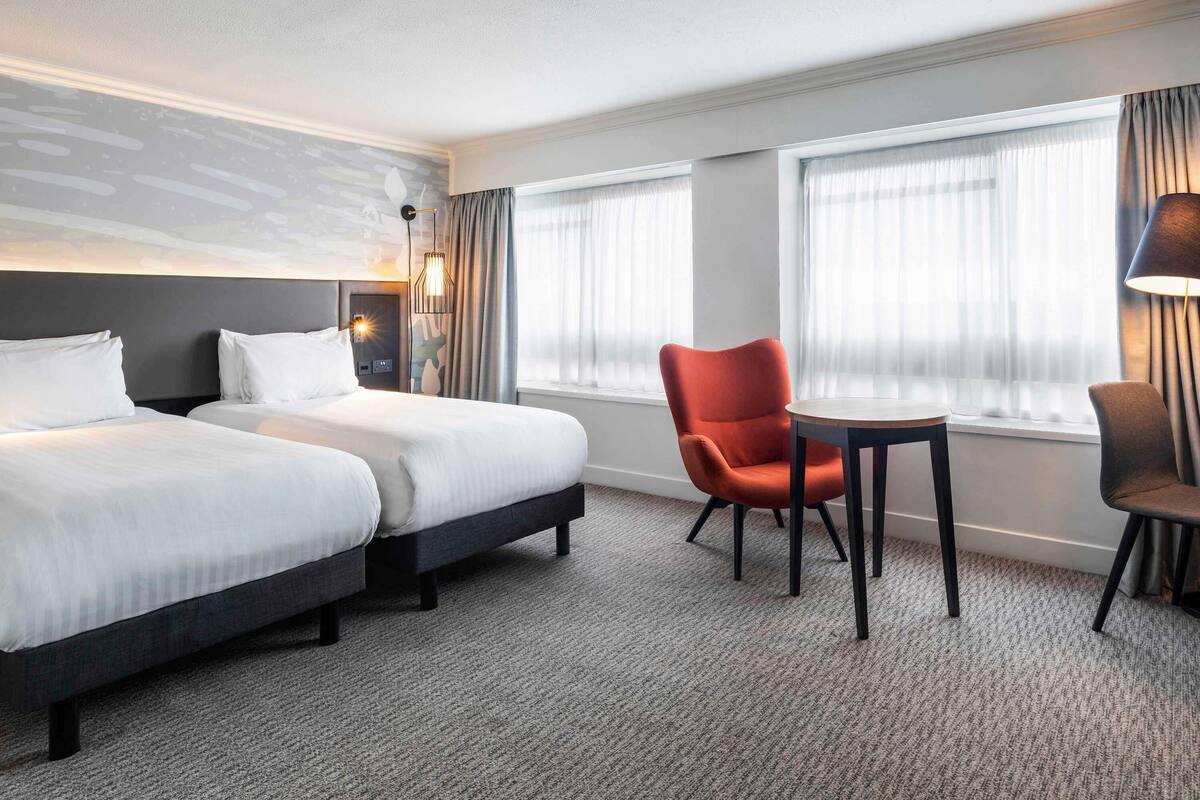 Classic Room, 2 Twin Beds | Premium bedding, Select Comfort beds, in-room safe, desk