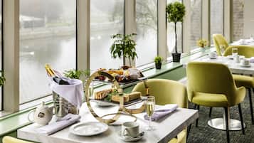 Breakfast, lunch, dinner served; British cuisine