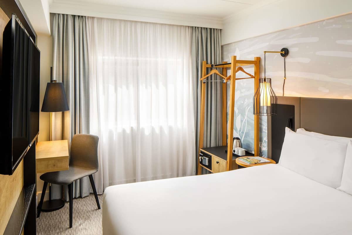 Chambre classique, 1 lit double | Literie de qualité, lit avec matelas Select Comfort, coffre-fort, bureau