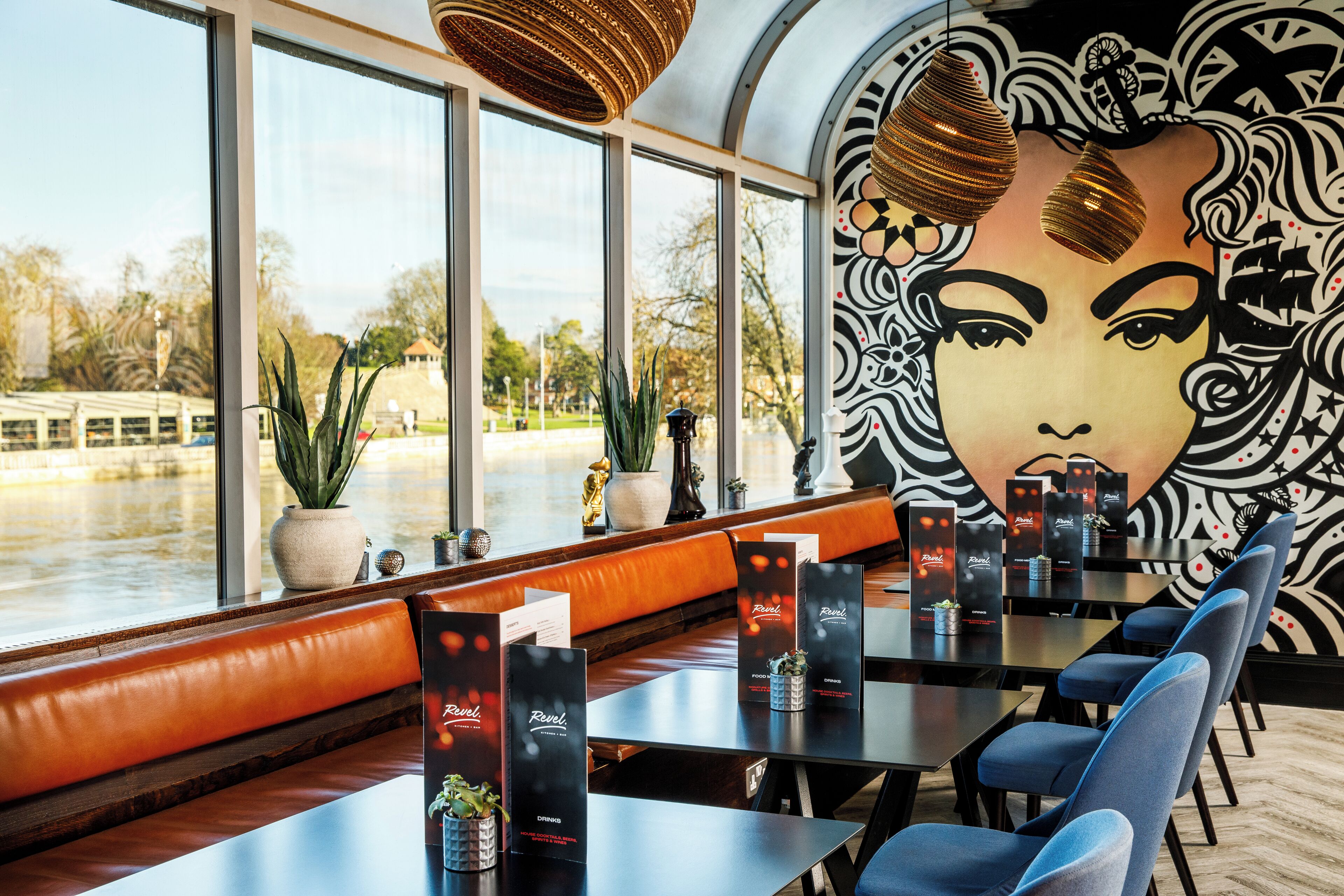 breakfast, lunch, dinner served; british cuisine