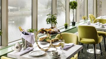 Breakfast, lunch, dinner served; British cuisine