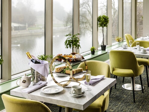 Breakfast, lunch, dinner served; British cuisine  - Mercure Bedford Centre Hotel (Bedford)