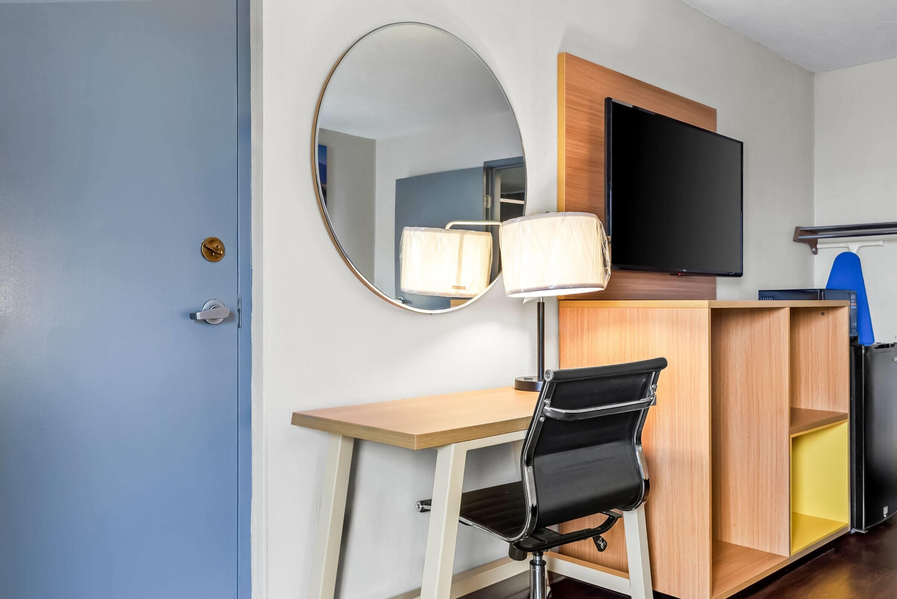 Työpöytä, pimennysverhot, äänieristys, silitysrauta/-lauta