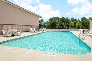 Piscine extérieure en saison