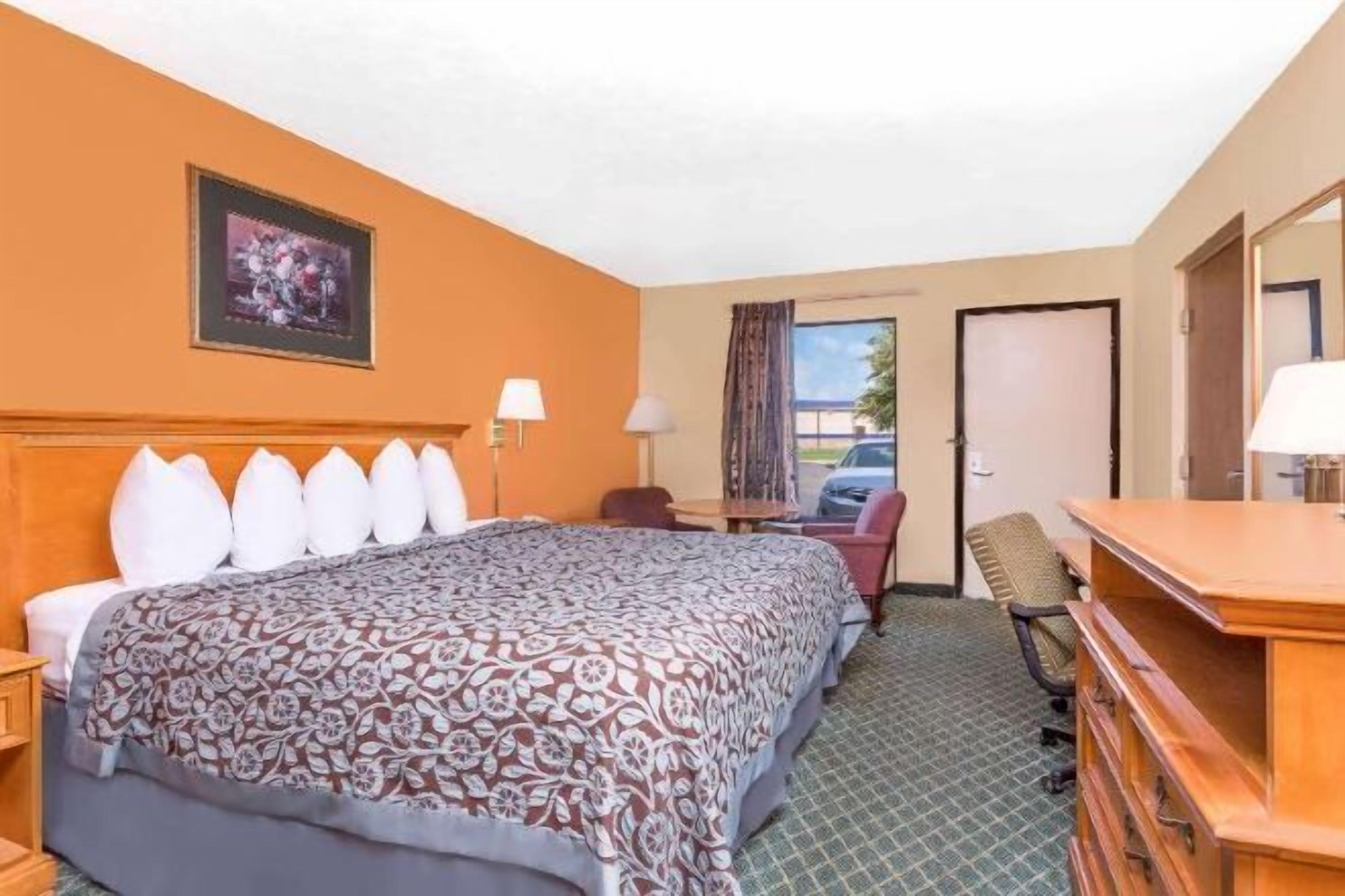 Bàn, màn/rèm cản sáng, phòng cách âm, bàn ủi/dụng cụ ủi quần áo 