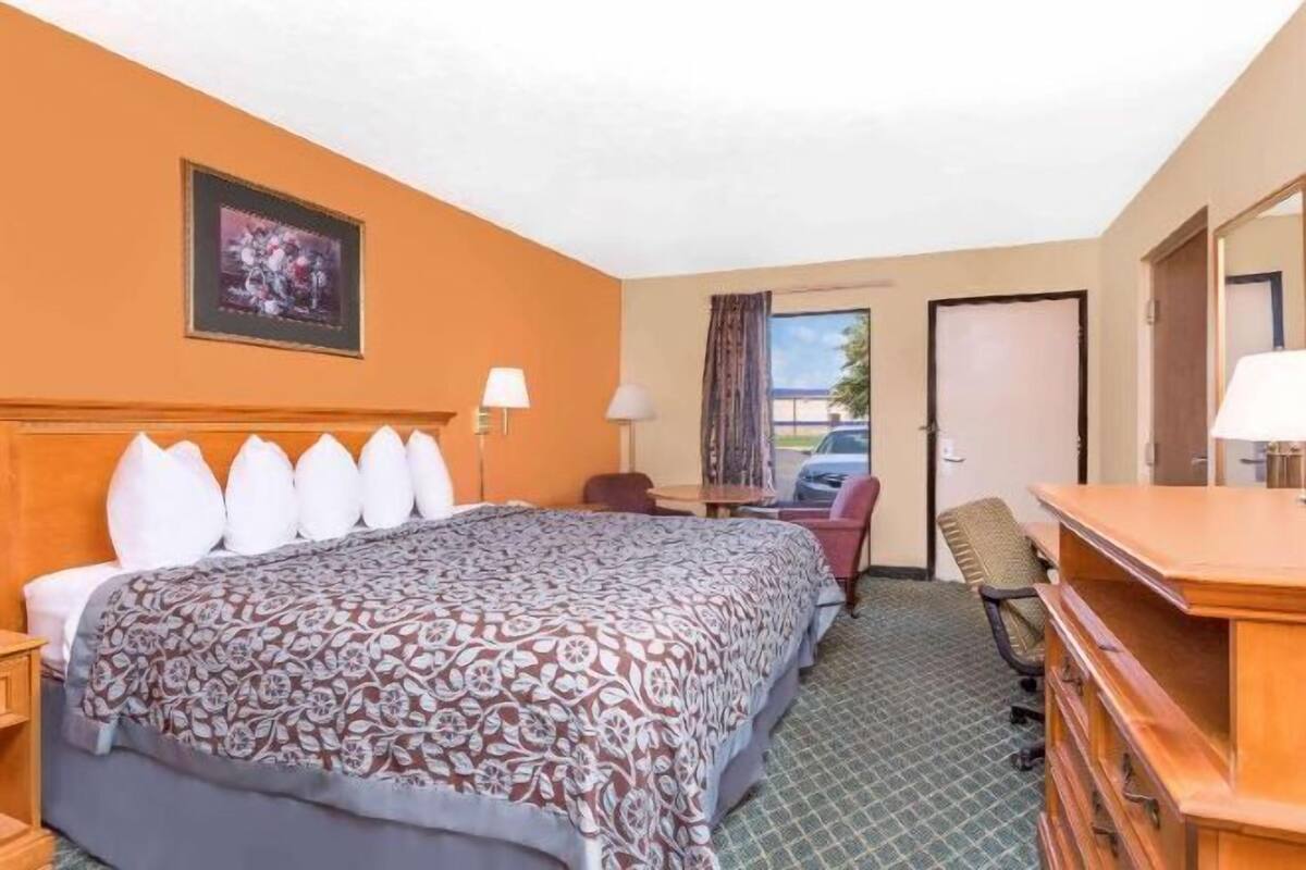 Escritorio, cortinas opacas, sistema de insonorización