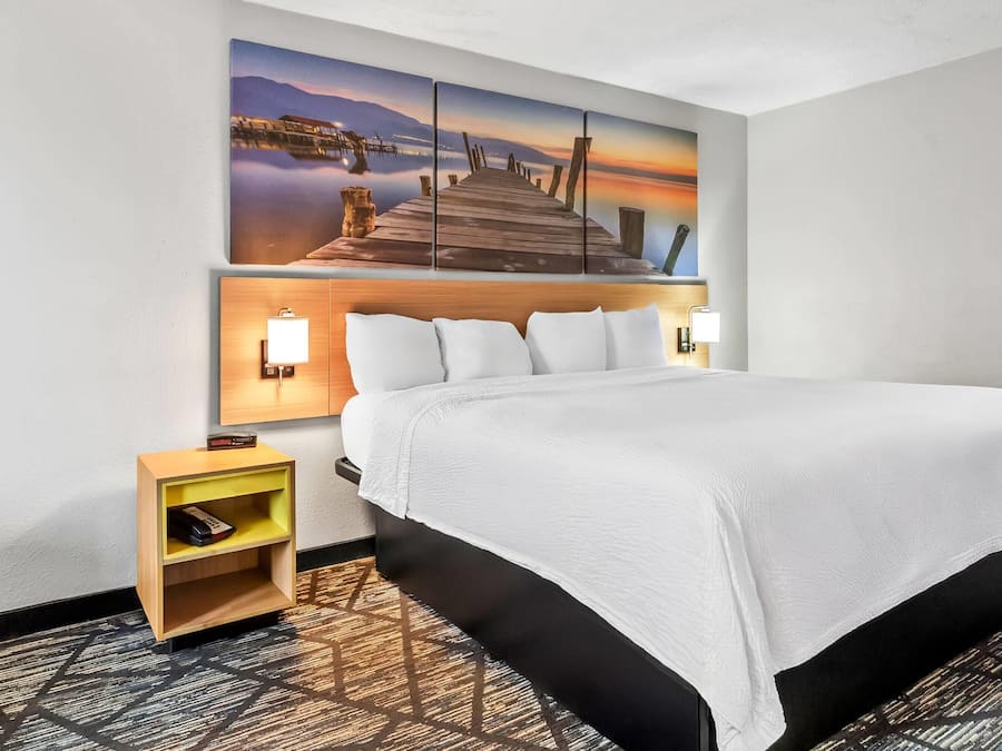 Standard Room, 1 King Bed | Desk, blackout curtains, soundproofing, iron/ironing board