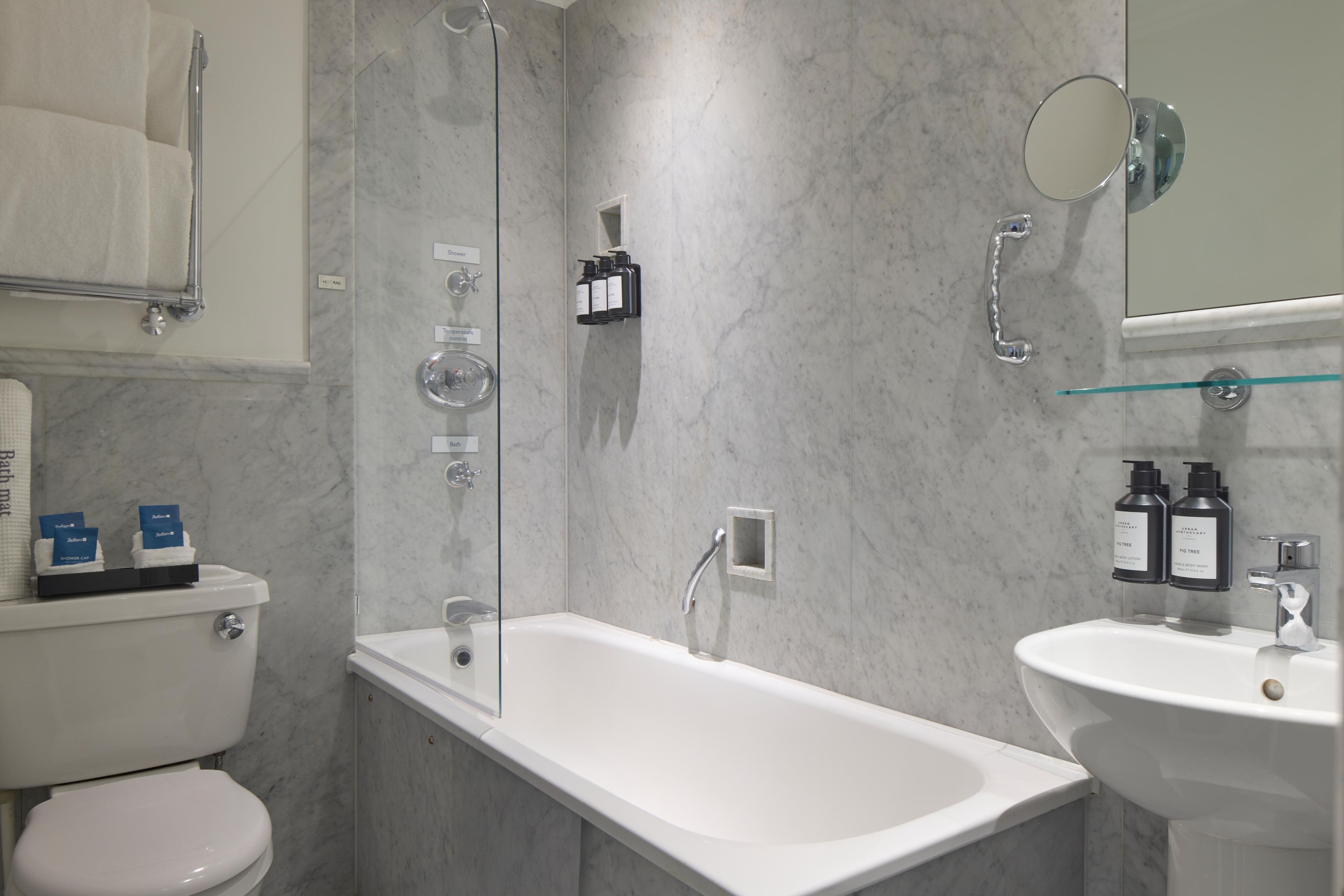 Ein modernes Badezimmer mit einer Badewanne, einer Toilette und einem Waschbecken.