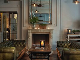 Breakfast, lunch, dinner served; British cuisine 