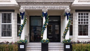 The entrance of a building with the name 'LONDON SOUTH KENSINGTON' above the door. - Radisson Blu Hotel, London South Kensington (London)