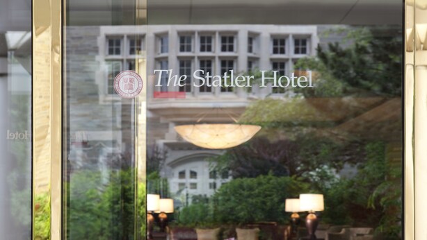 Het uiterlijk van Hotel Statler met uitzicht op de lobby, inclusief zitplaatsen en verlichting.