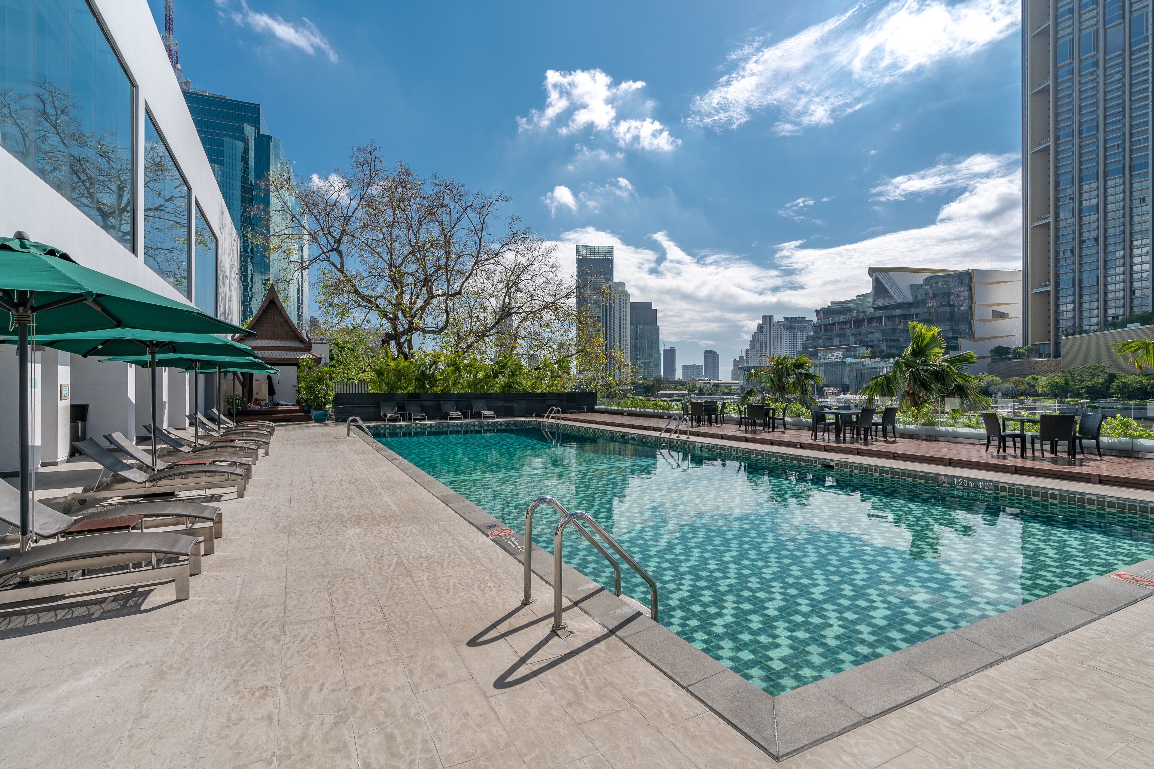 2 piscinas externas, funciona das 7h às 19h, guarda-sóis