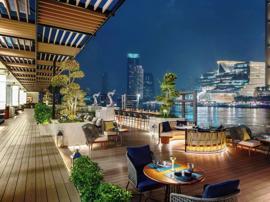 4 restaurants, breakfast, lunch, dinner served; international cuisine