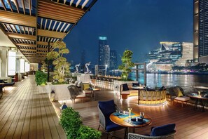 4 restaurants, servant le déjeuner et le dîner; cuisine internationale