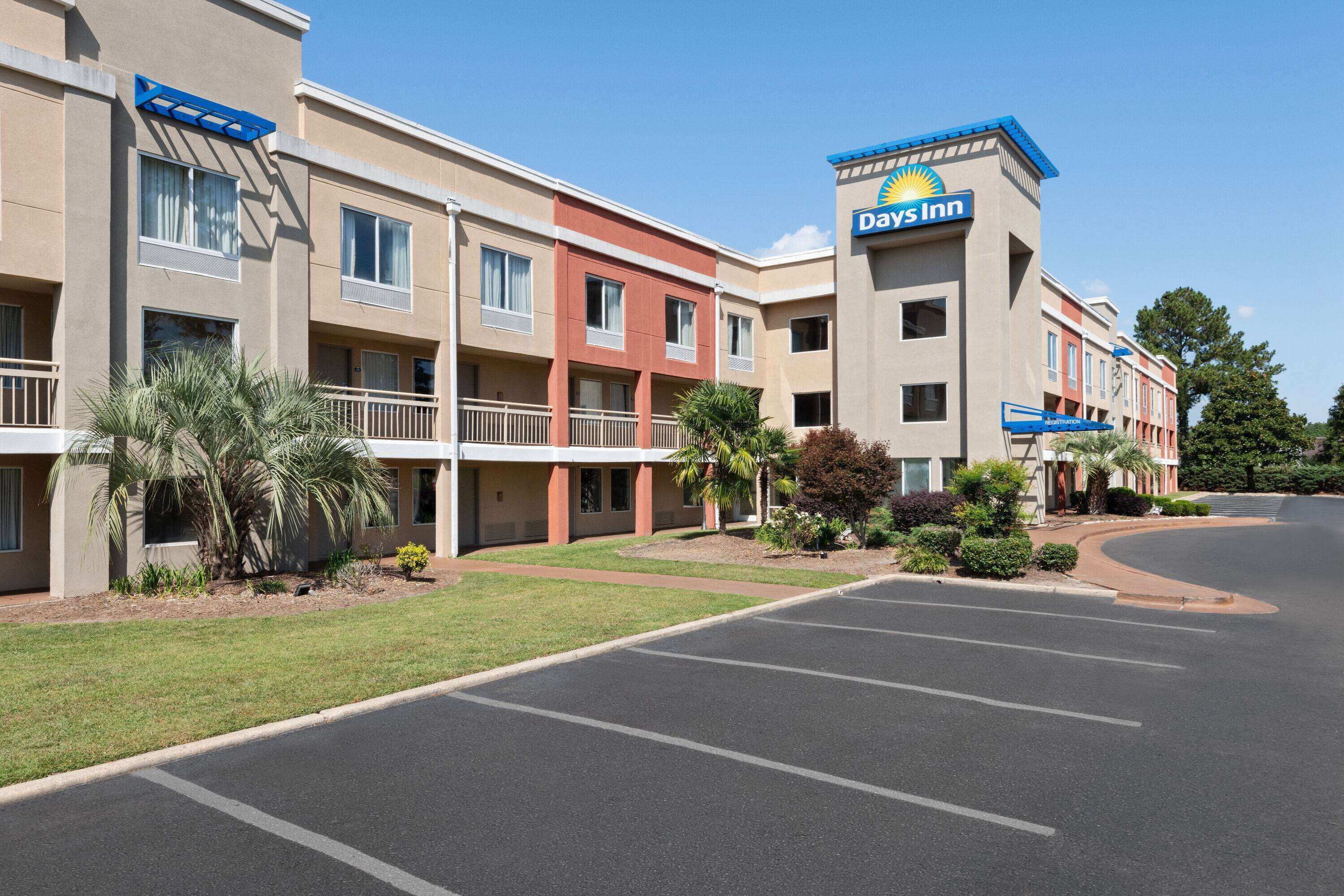Un hôtel Days Inn doté d’un parking et d’un espace vert devant l’établissement.