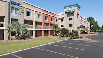 Un hôtel Days Inn doté d’un parking et d’un espace vert devant l’établissement.