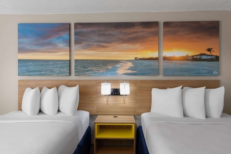 Escritorio, tabla de planchar con plancha, wifi gratis y ropa de cama